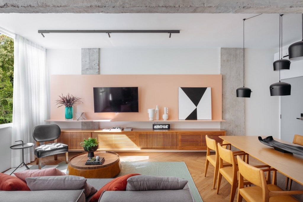 Sala de tv; sala de estar integrada com jantar; móveis de madeira