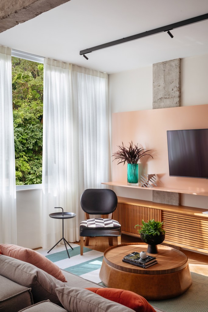 Sala de estar; sala de tv; cadeira; rack de madeira; mesa de centro; cortina branca
