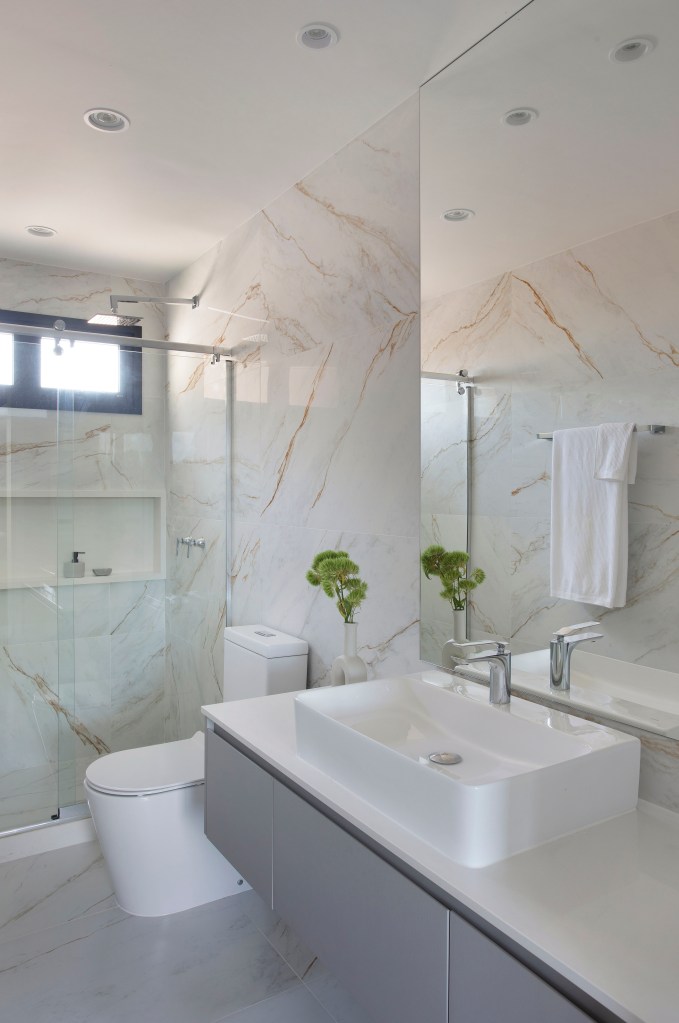 Banheiro com paredes de mármore.