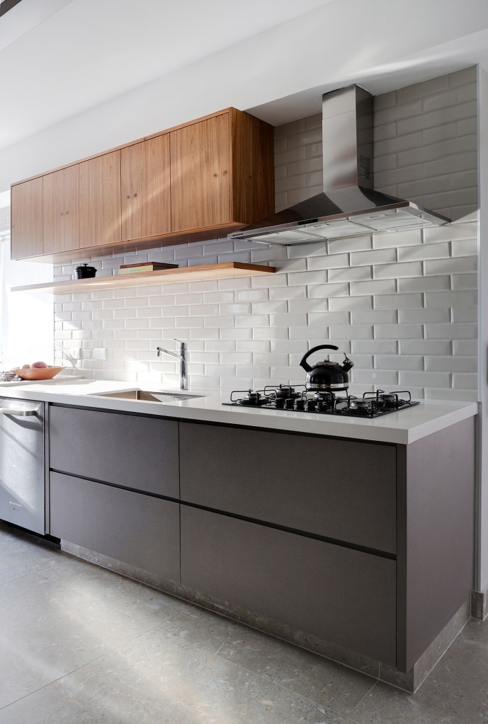 Painel de madeira e palha home office quarto Estudio Glik de Interiores apartamento Daniela Berland Cianciaruso cozinha armarios subway tiles cooktop