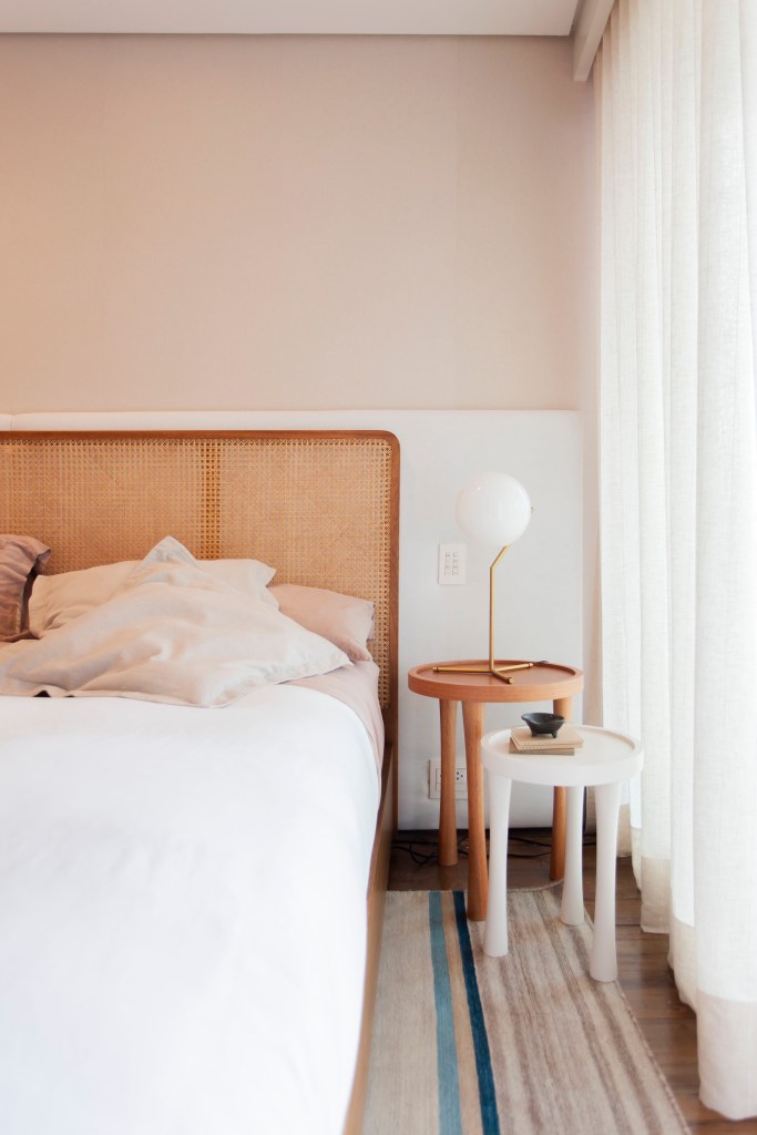 Apartamento 450 m2 estilo minimalista décor tons suaves Estúdio Glik de Interiores quarto cama casal cabeceira palhinha