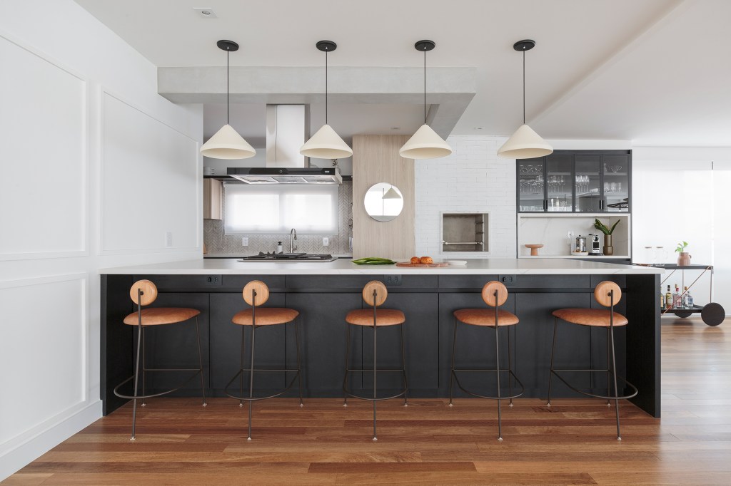 Apê 218 m² décor preto branco amplitude Studio Moby Dick cozinha americana balcao luminaria madeira banco