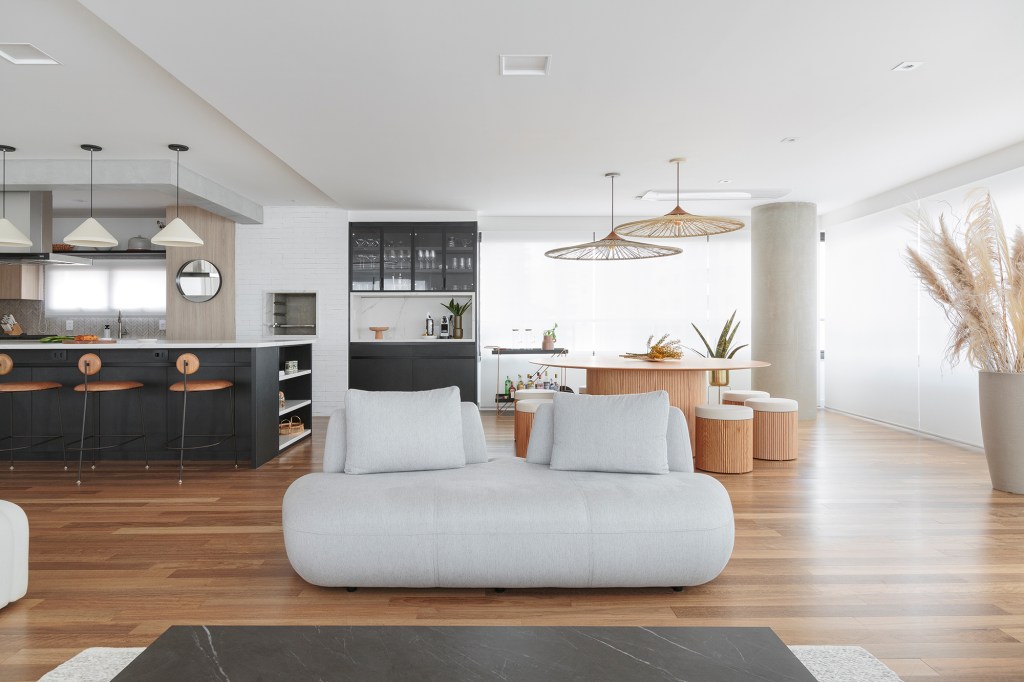 Apê 218 m² décor preto branco amplitude Studio Moby Dick sala jantar mesa cadeira madeira cozinha americana sofa