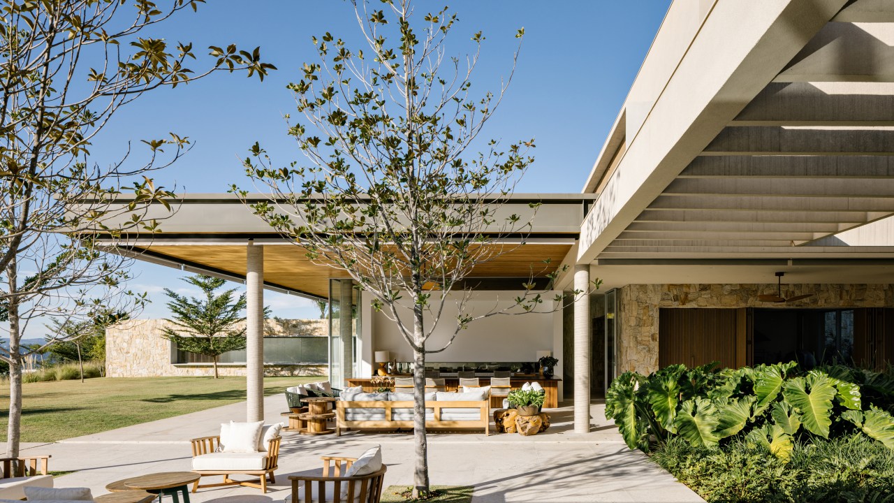 Casa de campo com espaços voltados para jardim