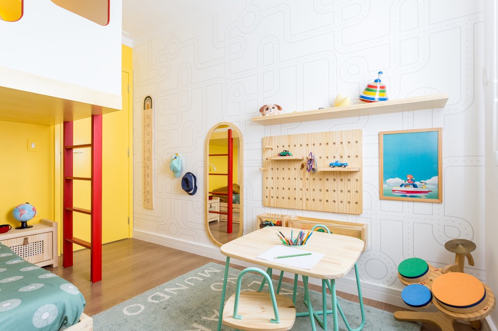 Quarto infantil montessoriano ganha mezanino e parede de escalada
