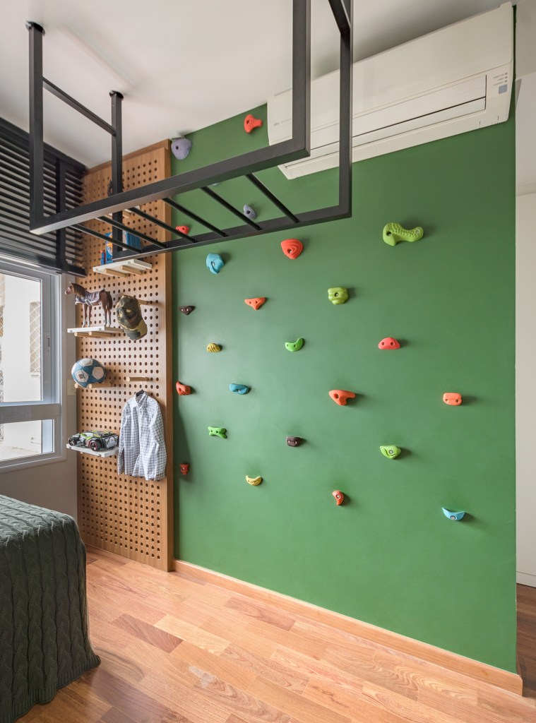 Apartamento 300 m2 pórticos setorizar social vista Ibirapuera Angelina Bunselmeyer decoração quarto parede de escalada. verde pegboard infantil
