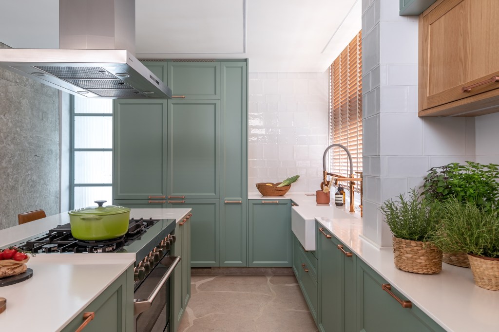 Cozinha ares fazenda marcenaria verde Beatriz Quinelato decoracao verde armarios farm sink ilha cooktop coifa