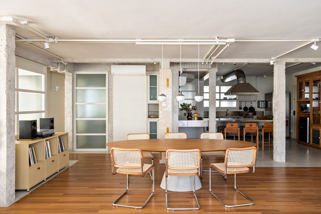 Mescla de rústico e industrial define apê de 167m² com home office na sala