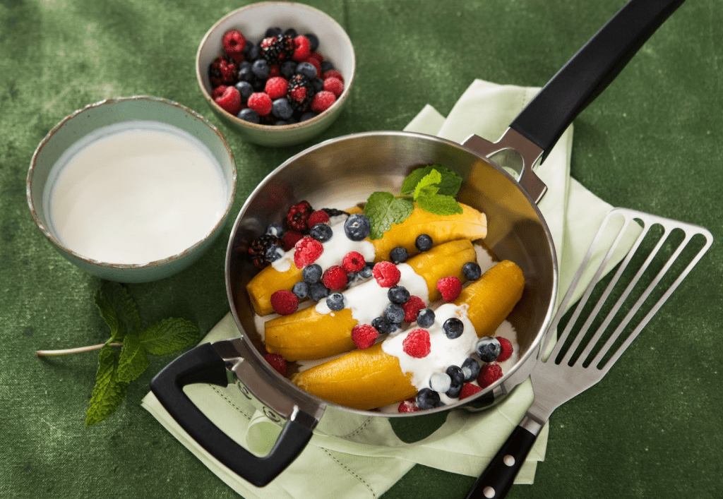 Banana da terra assada com iogurte e frutas vermelhas