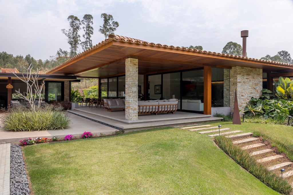 Casa de campo possui vista para a natureza de todos os ambientes