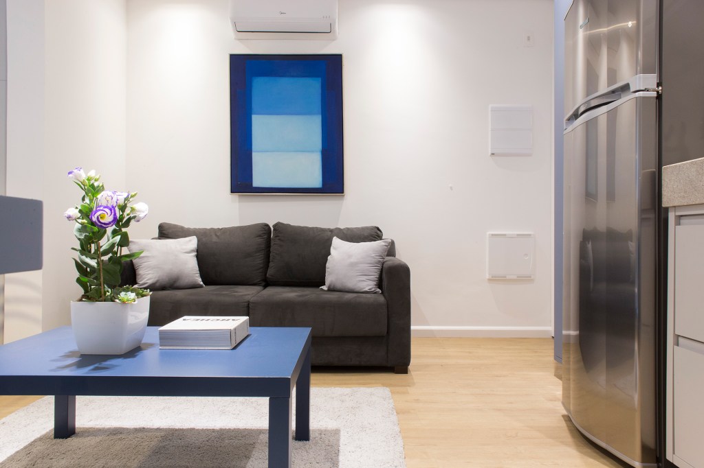 Cinza azul lavanderia armário apê 29 m2 Inovando Arquitetura decoração estudio sala cozinha mesa armario sofa