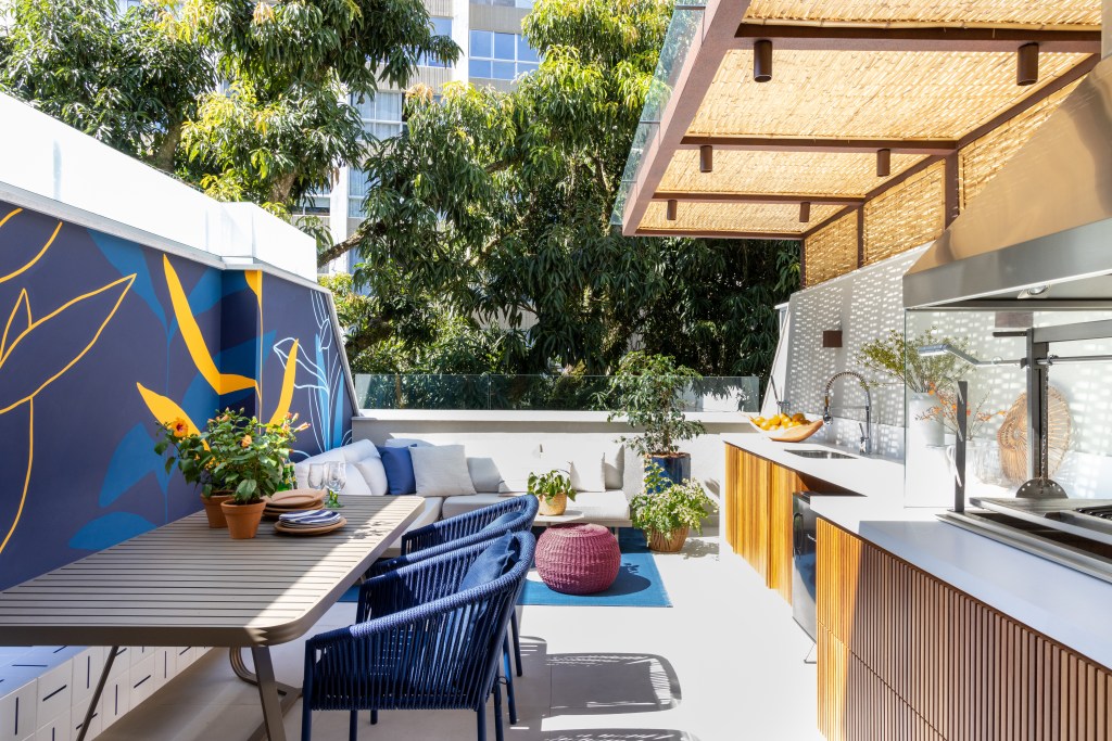 Cobertura triplex de 160m² tem terraço pequeno com banco de azulejos