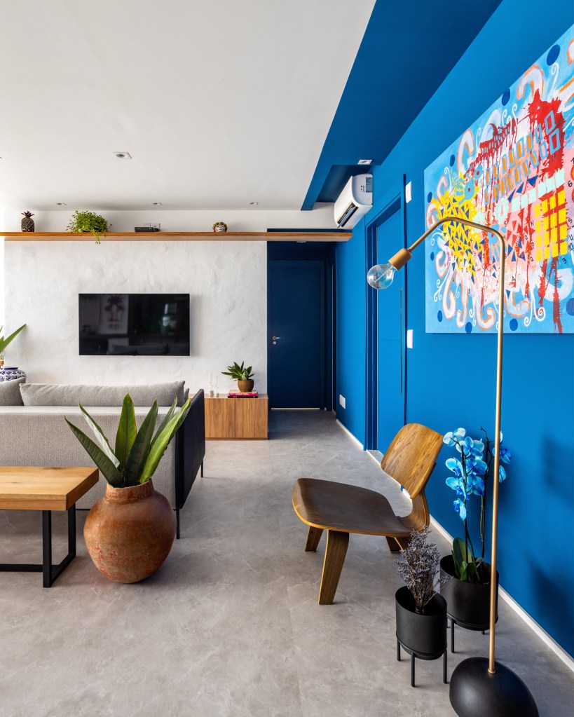 Sala de estar com parede azul