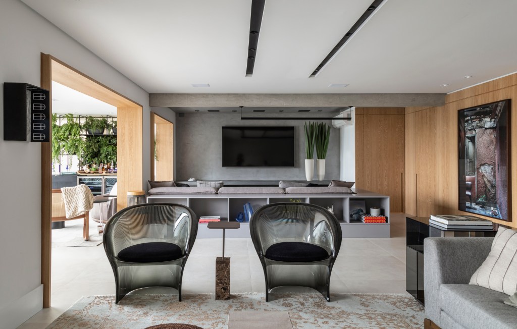 Porcelanato, revestimentos cimentícios e tons neutros marcam apê de 260m²