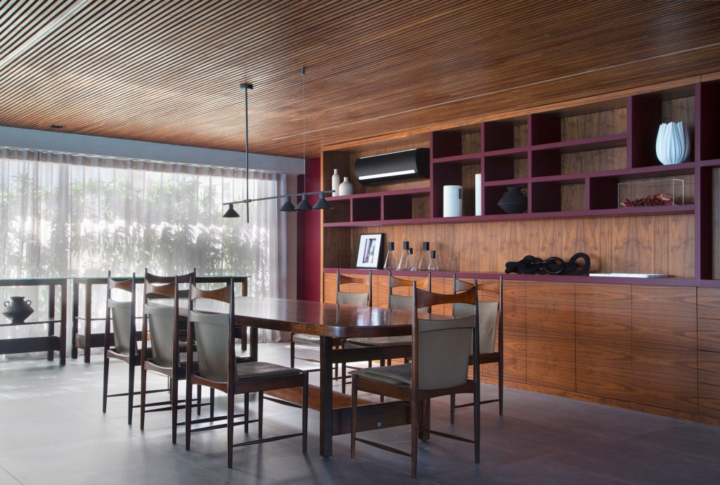 Mix de moderno e contemporâneo permeia apê sóbrio de 350m²