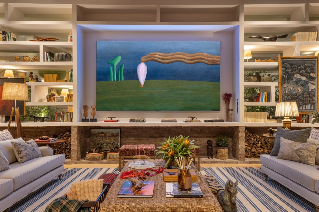 Com TV de 136 polegadas, sala de 125 m² é repleta de lembranças de família