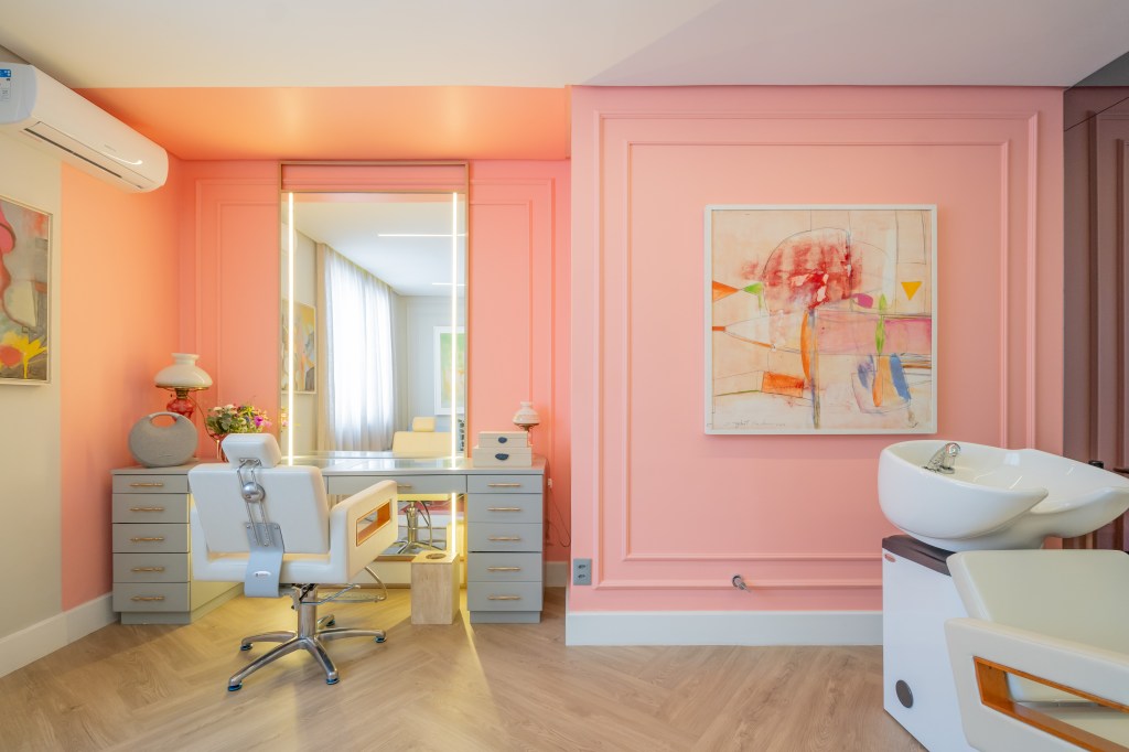 Casa de 785m² de digital influencer tem salão de beleza cor-de-rosa