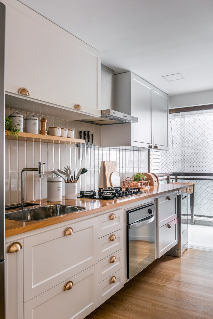 Projeto de Djanira Cabral. Na foto, cozinha integrada com armários em estilo provençal.