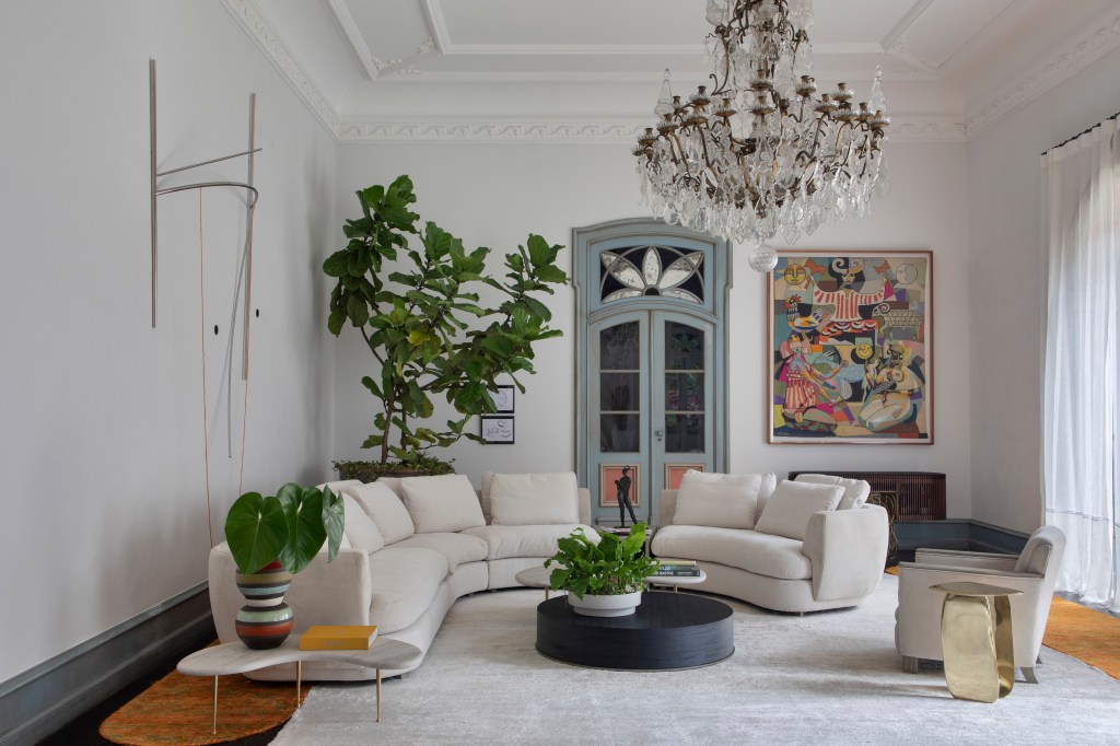 Living de 68 m² é repleto de obras de arte baianas