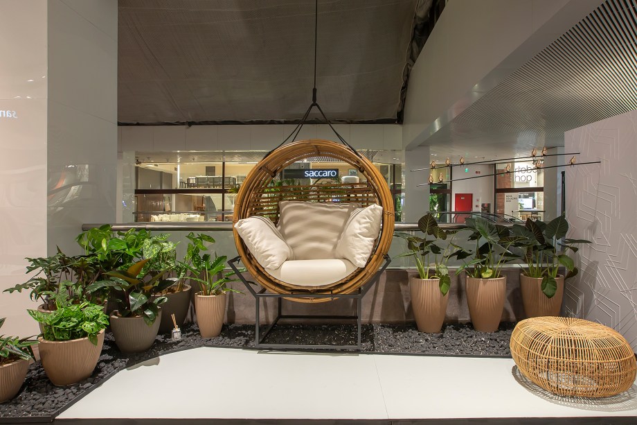 Mauro Contesini - Recanto dos Pássaros. O pequeno ambiente tem a função de ser um espaço de lazer e descanso, conectando as pessoas com a natureza. Com características minimalistas e contemporâneas, o ambiente remete à infância devido ao uso do balanço que nos permite uma soneca confortável ou até mesmo uma atividade de trabalho e também pode ser usado para uma interação com a família.