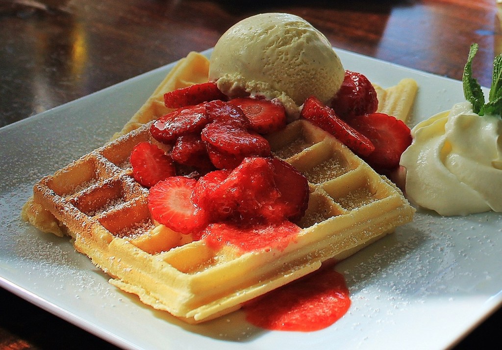 Receita: aprenda a fazer waffle com calda de morango