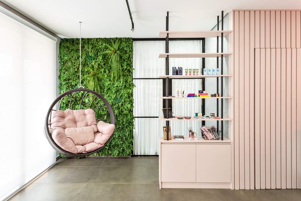 Ateliê de maquiagem de 50 m² une ripado, balanço e jardim vertical