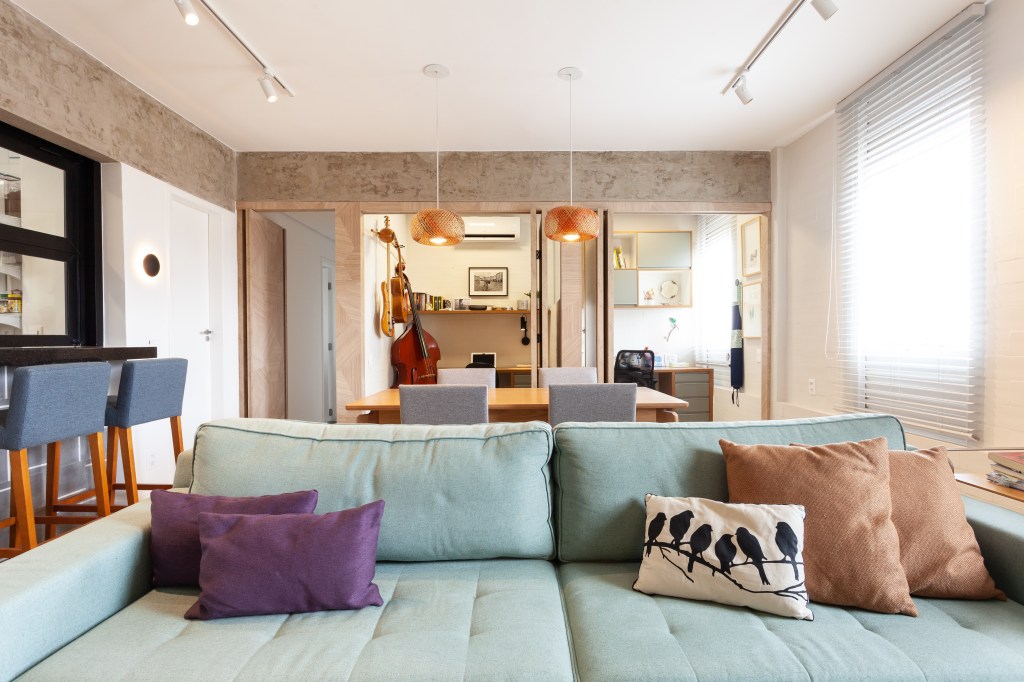 Cada parede sala é de uma cor neste apê de 80 m² com dois home offices