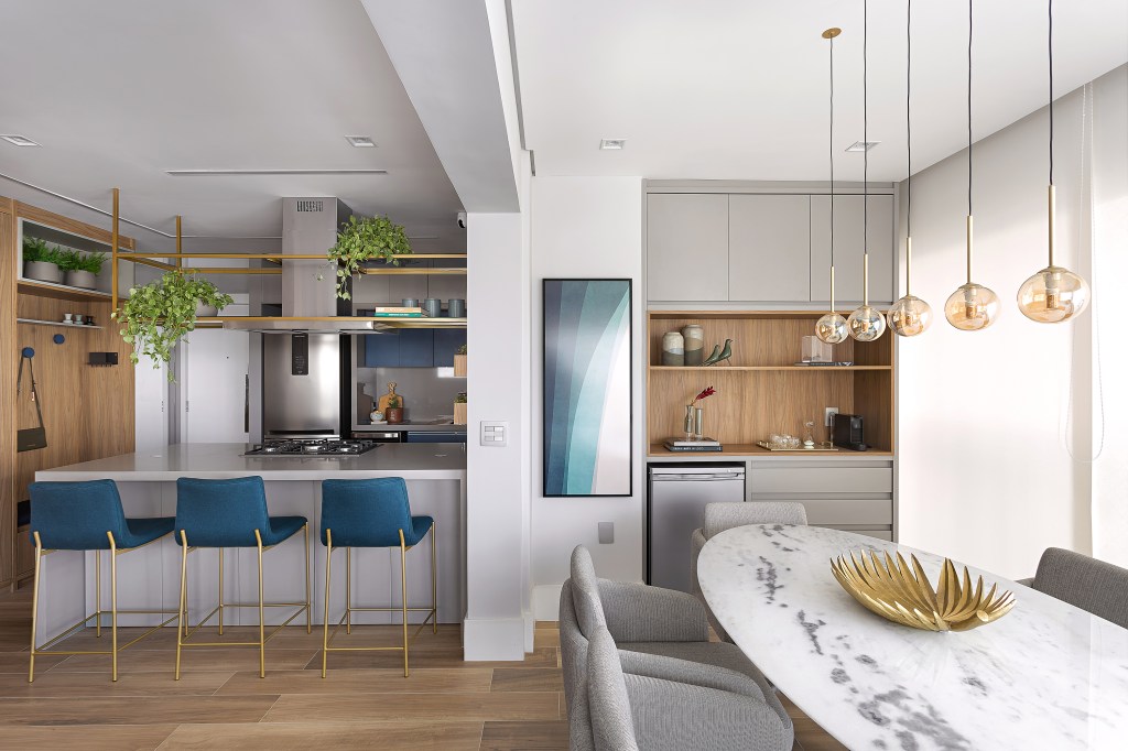 Apê de 102 m² tem cozinha azul, quarto montessoriano e dois home offices