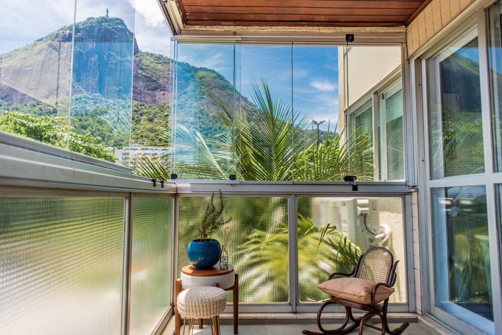 Apartamento de 140 m² parece uma casa em meio às árvores