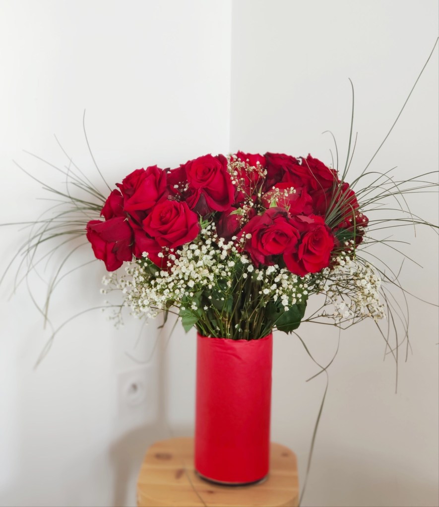 Qual melhor flor para centro da mesa de Natal? Veja 3 espécies lindas. Na foto, buquê de rosas vermelhas.