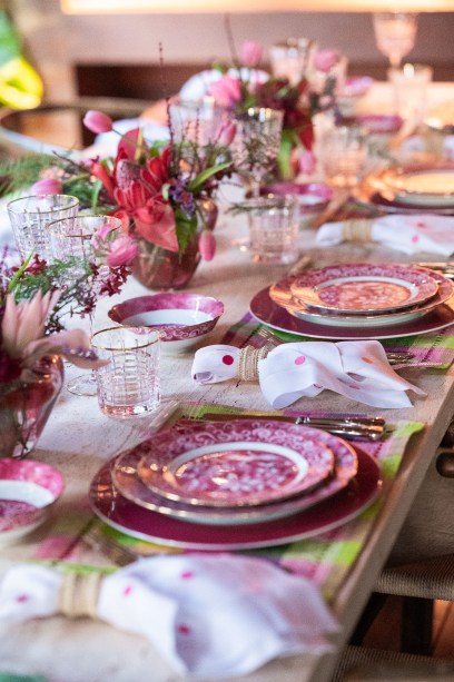 Mesa posta com produtos da coleção Fênix de Tânia Bulhões.