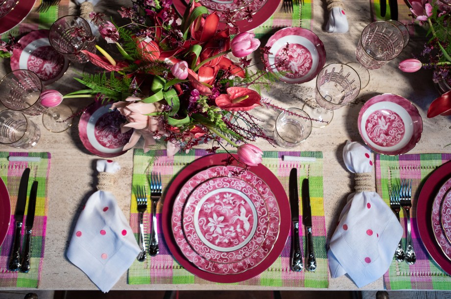 Mesa posta com produtos da coleção Fênix de Tânia Bulhões.