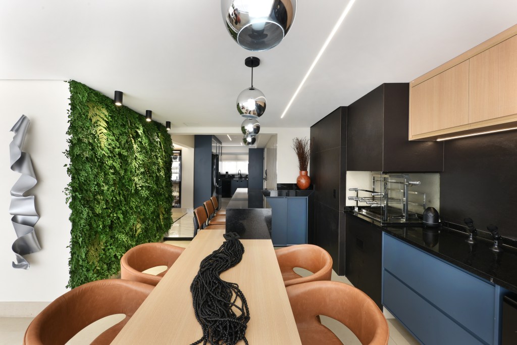 Reforma em apê de 204m² cria área gourmet com mix de granito e MDF
