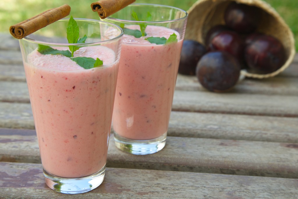 Receita: aprenda a fazer smoothie de ameixa