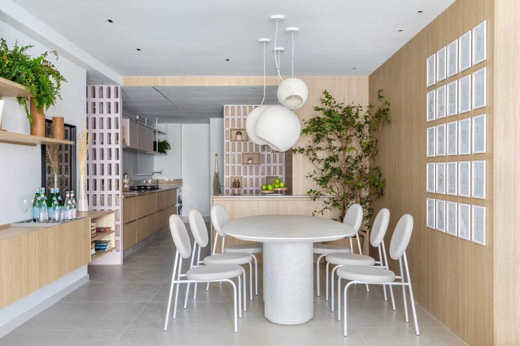 Japandi: apê de 110 m² tem décor delicado em tons de branco, rosa e cinza