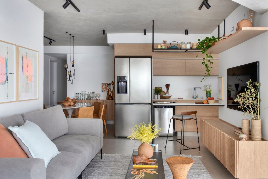 Apê de 105 m² para mãe e filha tem dois espaços de estar e cozinha gourmet