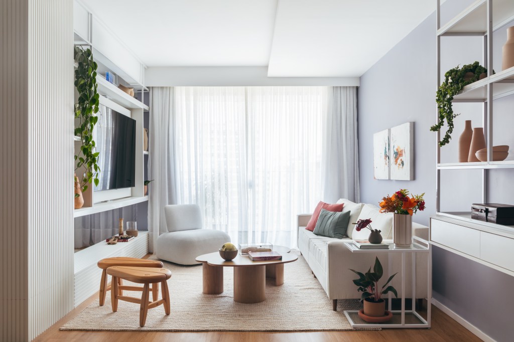 Apê de 160 m² em tons pastel alegres tem painel giratório de TV