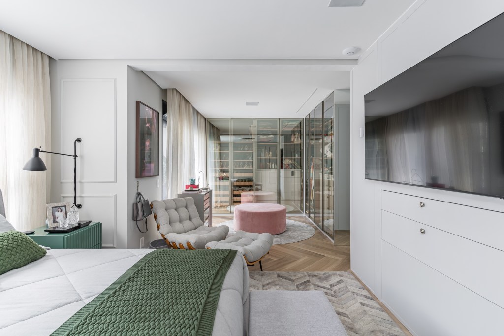 Apê ganha closet walk-in, cozinha verde oliva e banheiro com cromoterapia