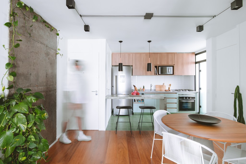 Apê industrial de 75 m² tem cozinha verde menta com bancada de cimento