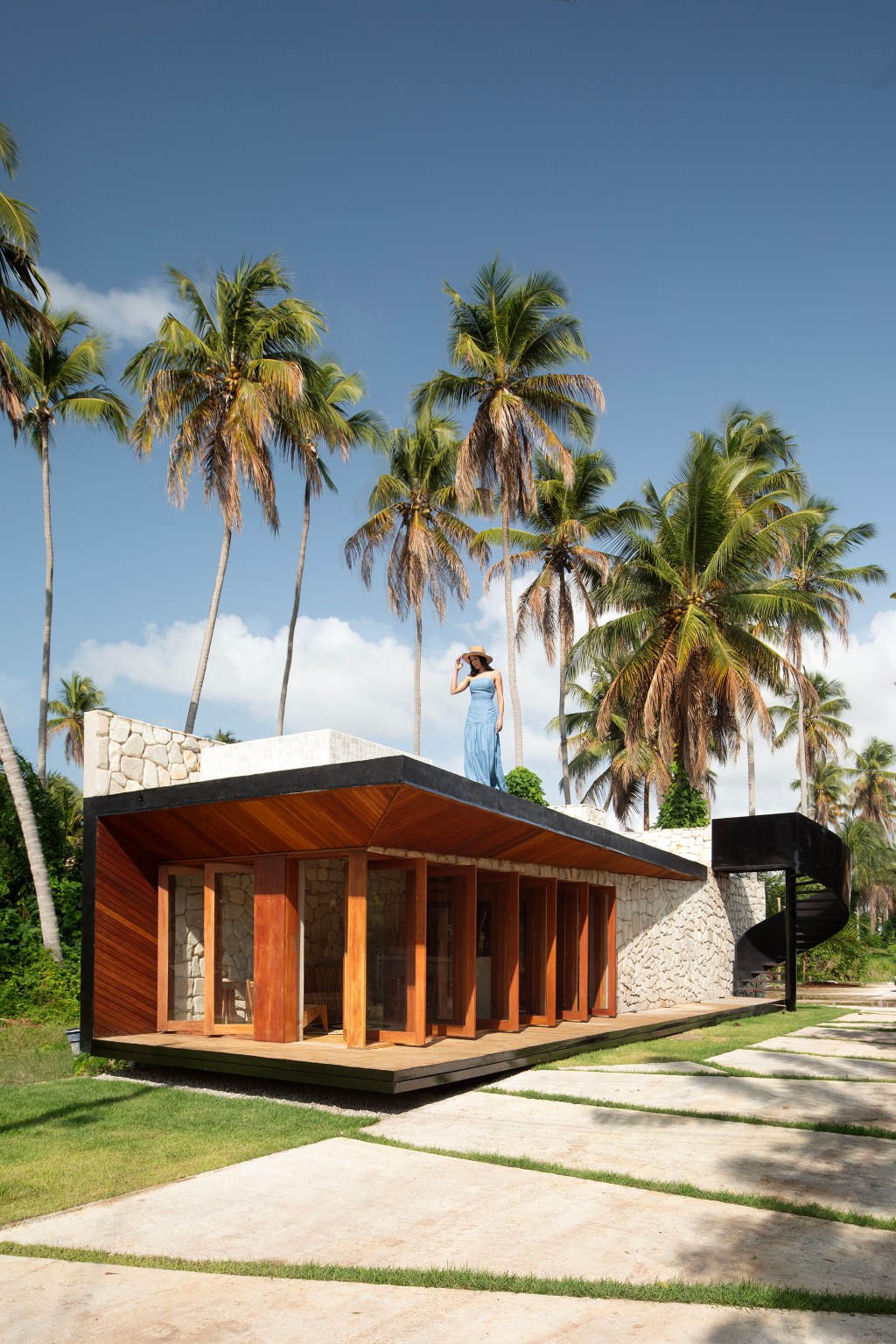 Chalé de praia de 60 m² tem decoração rústica e banheiro com claraboia