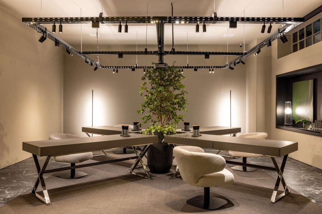 Projeto de escritório traz hall instagramável e árvore na sala de reuniões. Projeto de LAJ Arquitetura. Na foto, sala, mesa em layout X.
