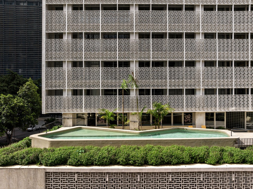 Retrofit de prédio no centro de SP vence Monocle Design Awards 2024. Projeto de Metro Arquitetos. Na foto, fachada do prédio com cobogós.