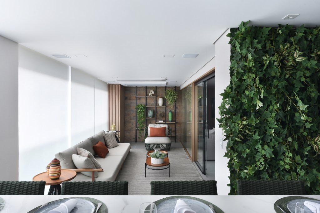 Varanda de estar gourmet é destaque em apartamento de 204 m²